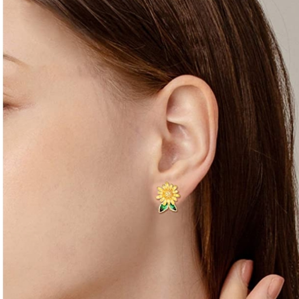 E14 NEW .925 Sterling Daisy Stud Earrings